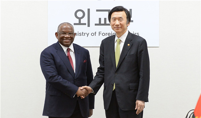 Angolan Foreign Minister Georges Chikoti (left) and Foreign Minister Yun Byung-se shake hands before a meeting where they discussed the state of affairs on the Korean Peninsula and economic cooperation between the two countries, in Seoul on April 18. (Ministry of Foreign Affairs)